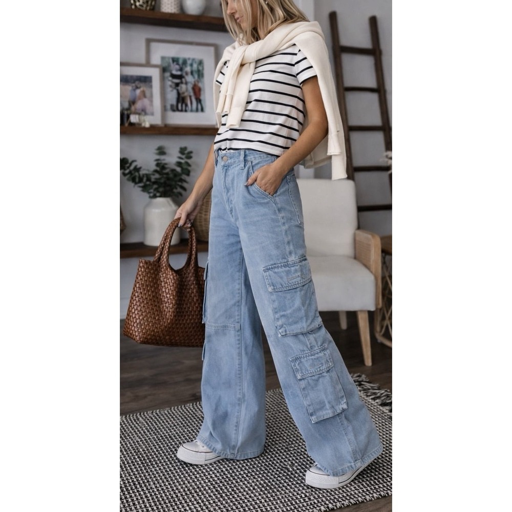 Divided Wide Leg Cargo Pocket Jeans (size 4)